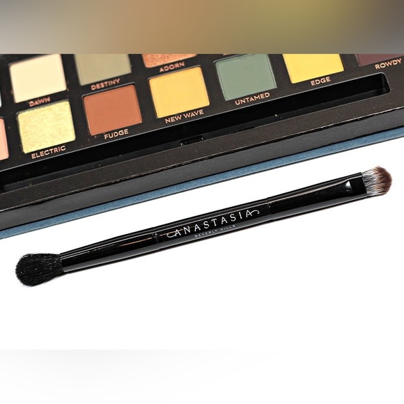 Anastasia Beverly Hills Other - ABH Anastasia Beverly Hills Dual Sided Eyeshadow Brush
